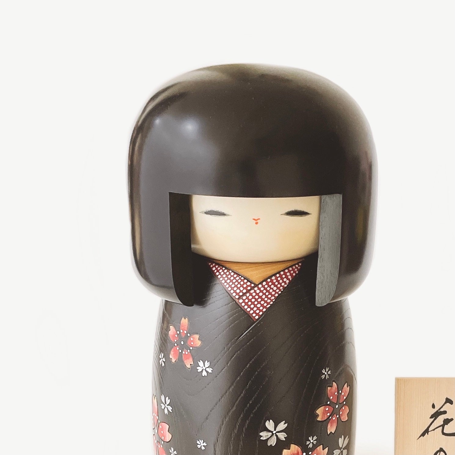 usaburo-kokeshi-hana-no-mai-danse-florale-grande-figurine-32-cm image 2