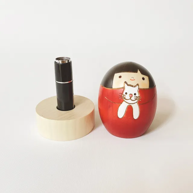 usaburo-kokeshi-neko-no-sally-chat-porte-tampon-en-bois-mizuki image 1