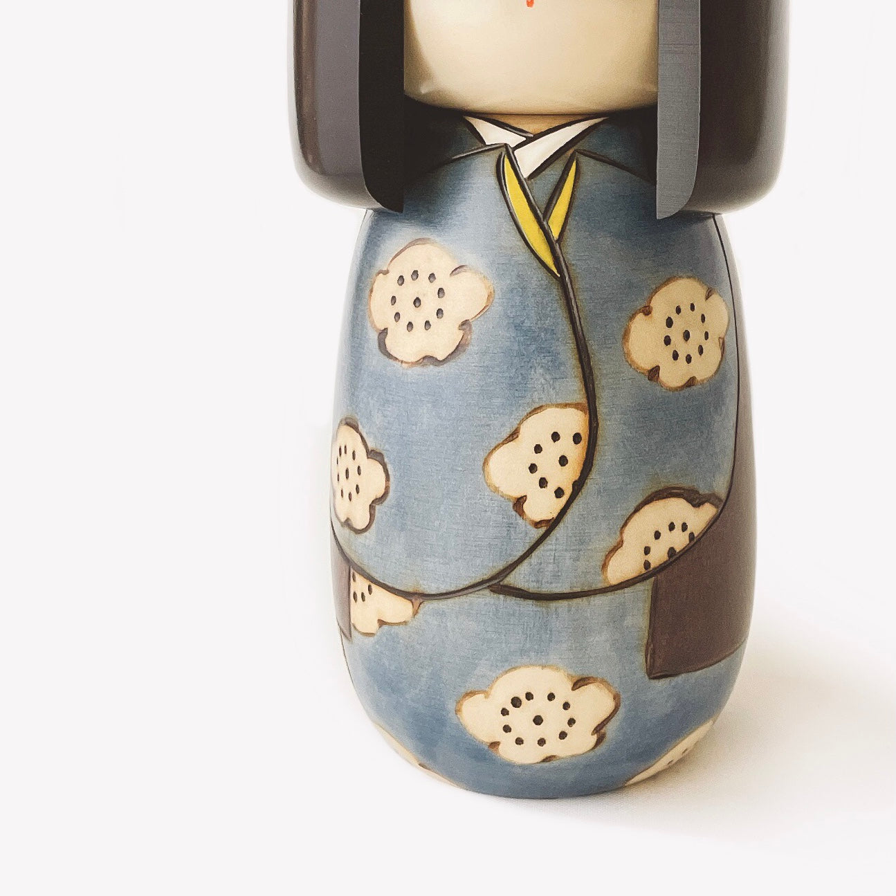usaburo-kokeshi-k-jitsu-bleu-m-poup-e-kokeshi-haori-21-cm image 2