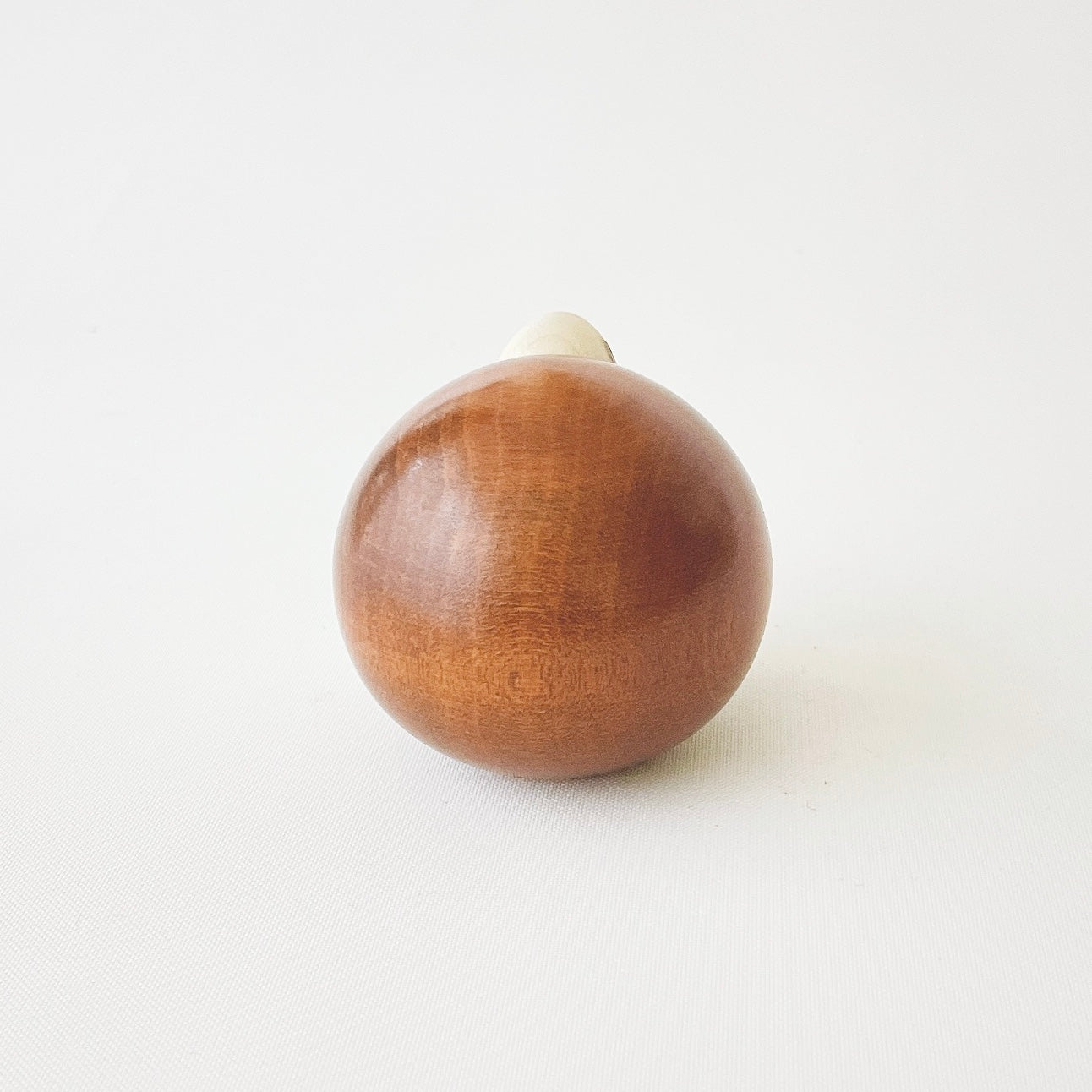 usaburo-kokeshi-yurakoro-tortue-figurine-bois-bascule-58-mm image 5